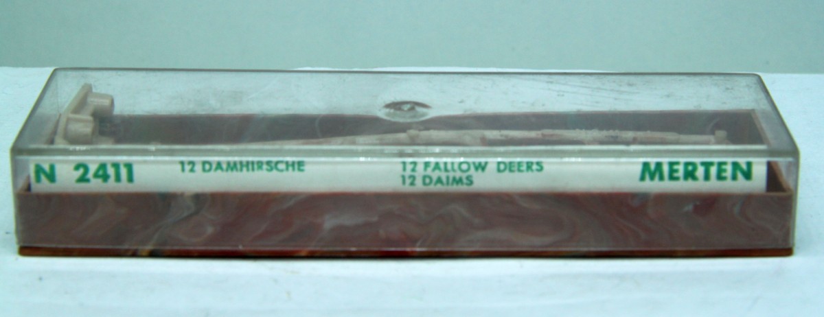 Merten N 2411, 12 Dahmhirsche, für Spur N, mit Originalverpackung. 
