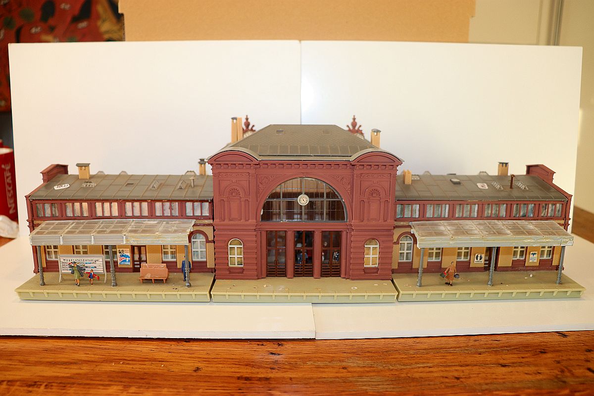 Modelling SW19969, Faller main station, consisting of three parts, (already assembled from kit), for H0 gauge, 