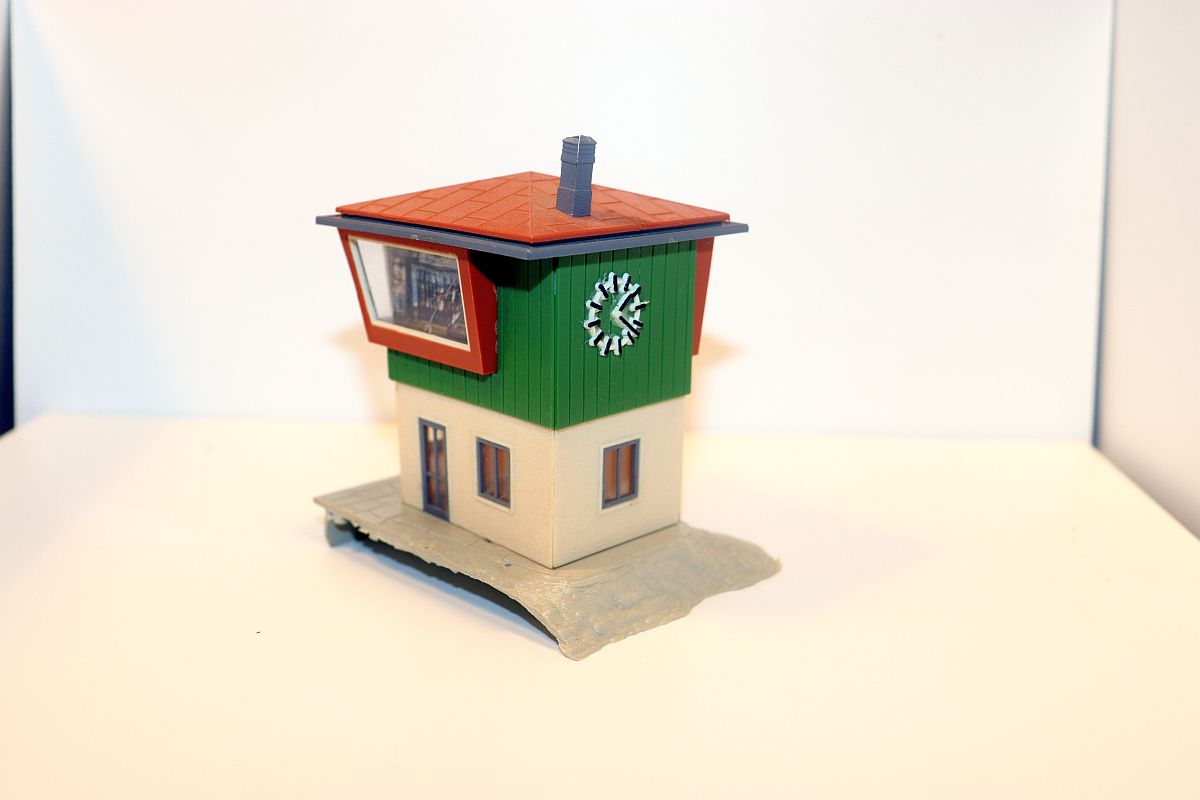 Modellbau SW20288, small signal box with clock, (already assembled from kit, the item comes from a dismantled layout), for H0 gauge, 