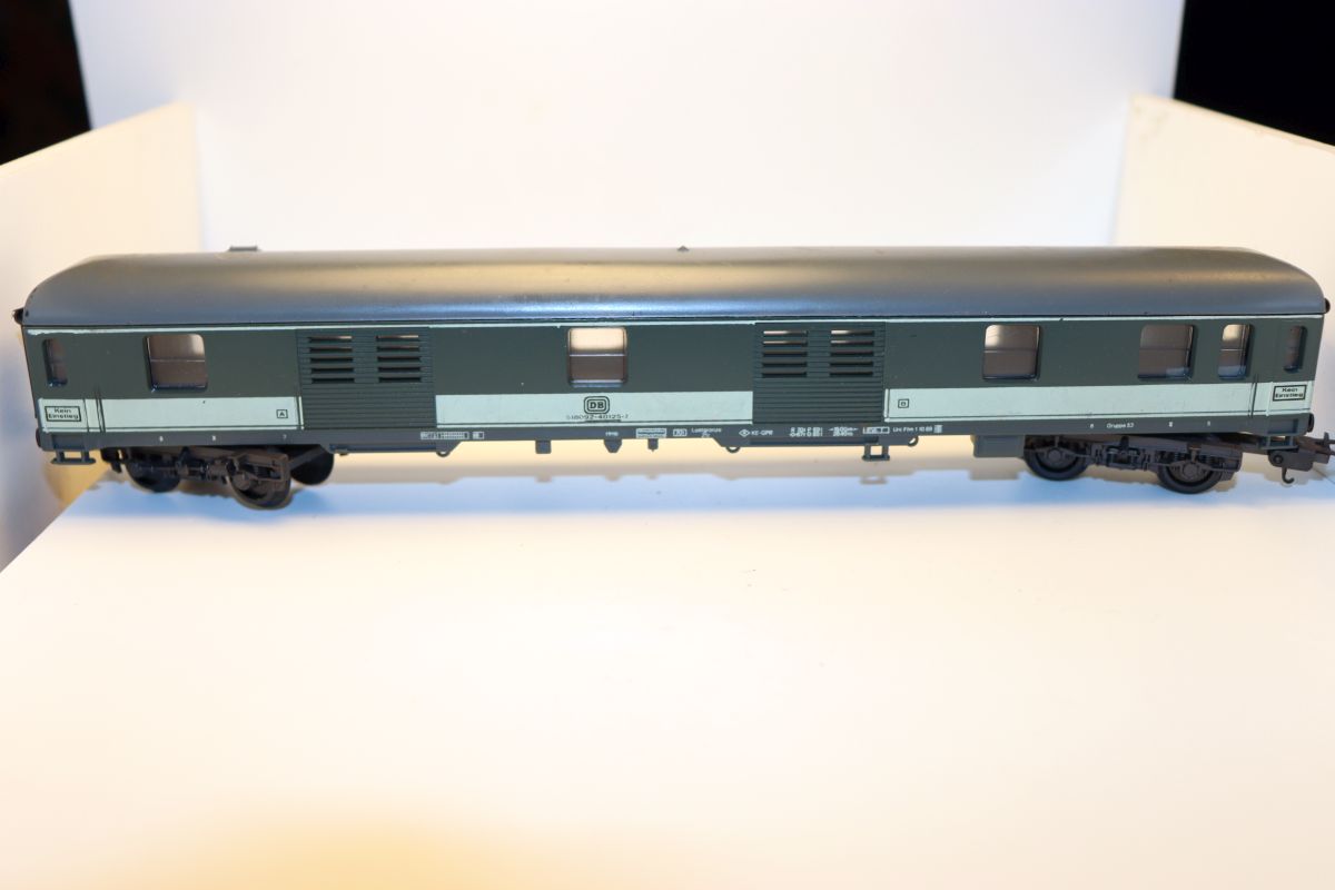 LIMA 9313, Gepäckwagen 518092 - 40125-7 der DB, grün/grau