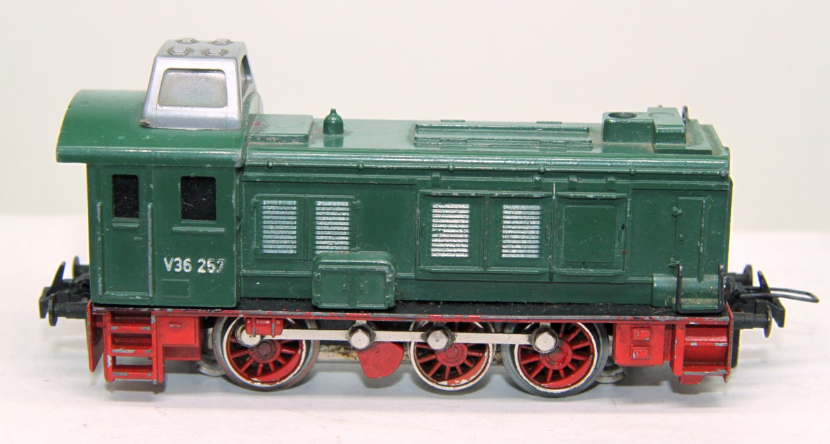 Trix Express Diesellok V 36257, grün, bespielt, lag ca. 40 Jahre im Karton, eine Funktionsprüfung konnte mangels Trafo nicht durchgeführt werden, siehe Bilder, DC, Spur H0, ohne Originalverpackung