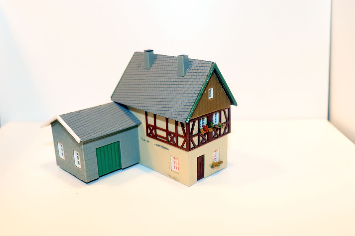 Modellbau SW20287, detached house with shed and garage, (already assembled from kit, the item comes from a dismantled layout), for H0 scale,