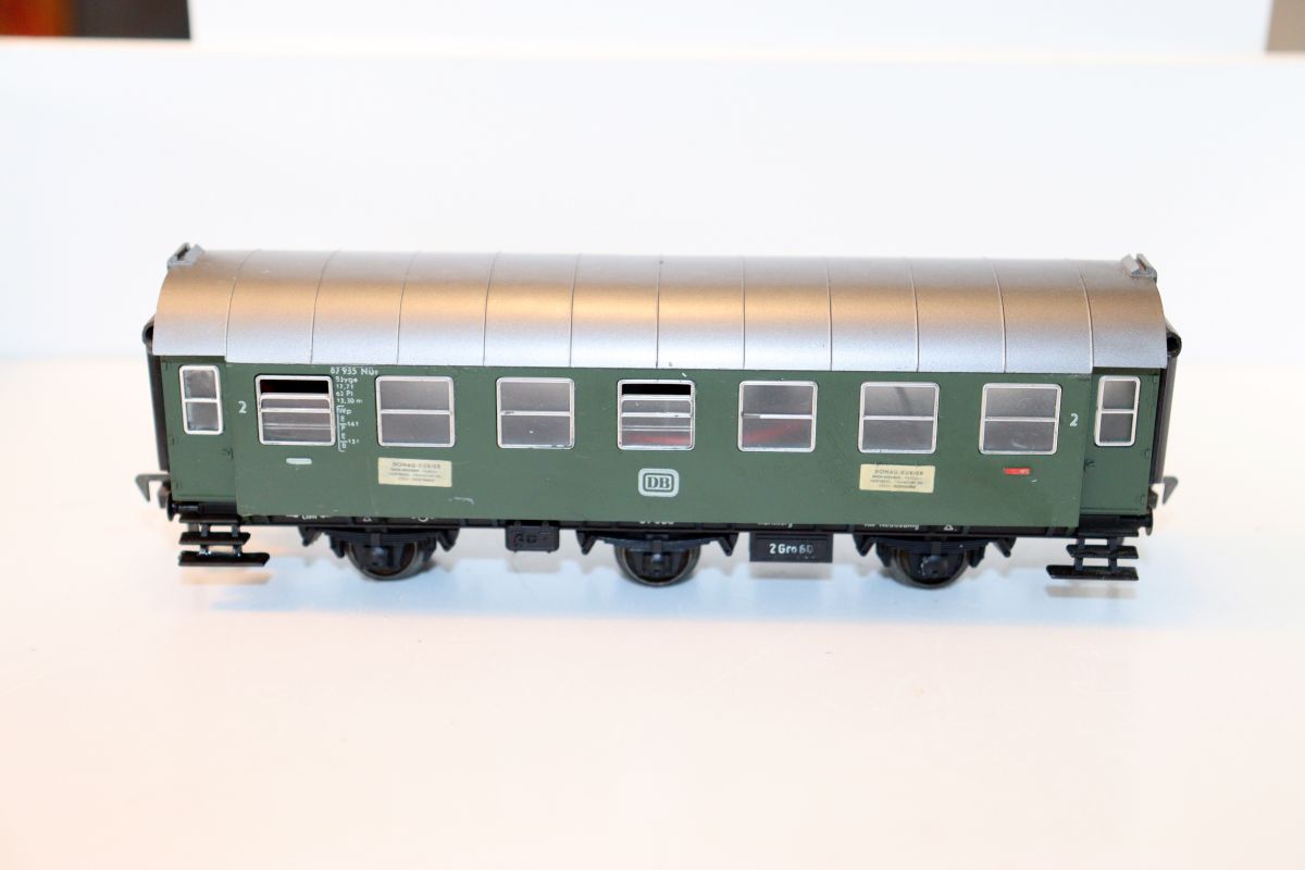 Fleischmann SW21052, Personenwagen Umbauwagen der DB, 2. Klasse, mit Innenbeleuchtung, "87 935 Nür", grün, dreiachsig