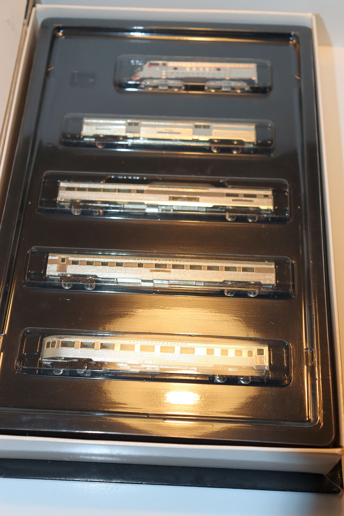 Märklin 8189, Zugpackung USA California Zephir (II) mit F7 und 4 Personenwagen, 