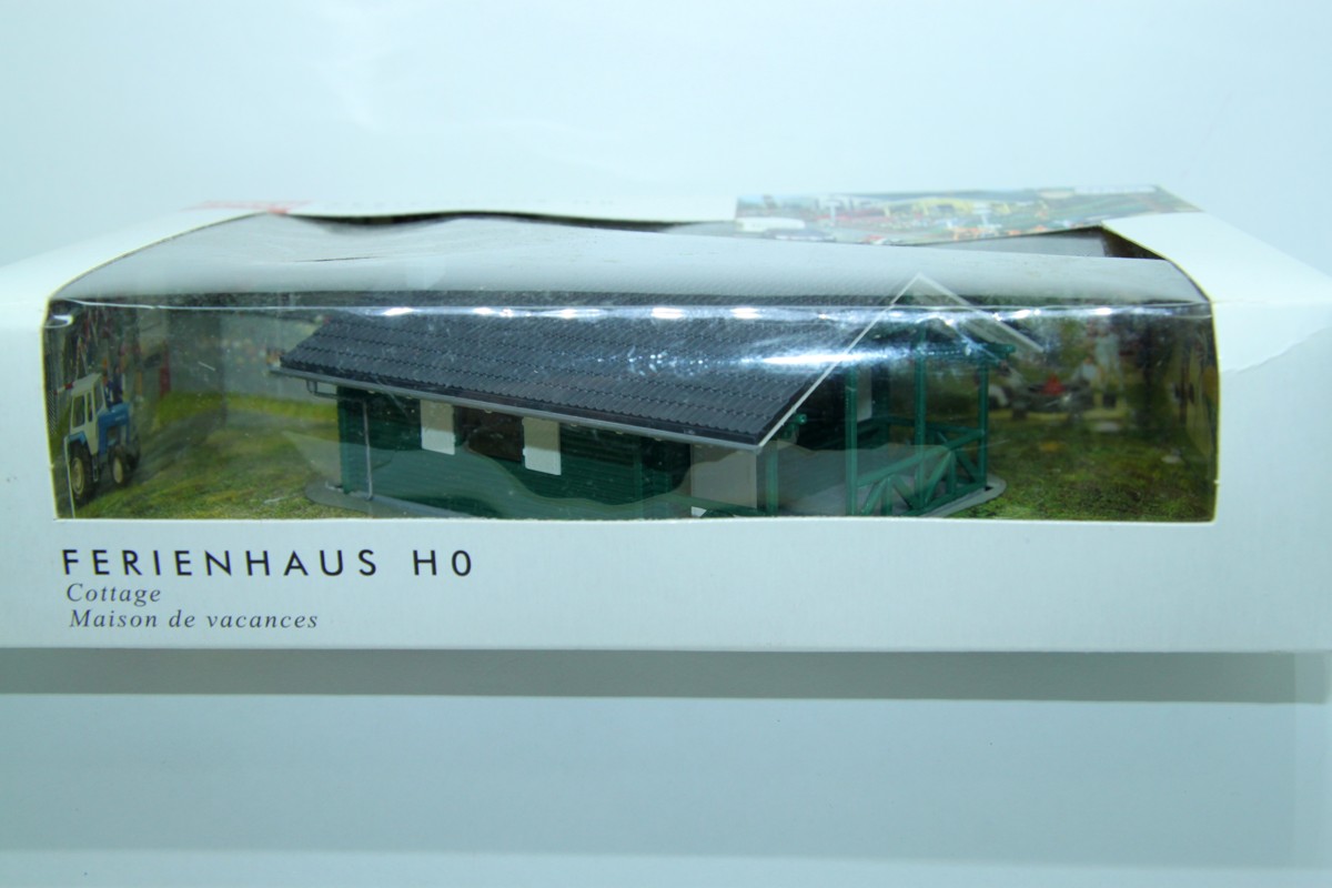 Busch 1081, Ferienhaus grün, Fertigmodell 