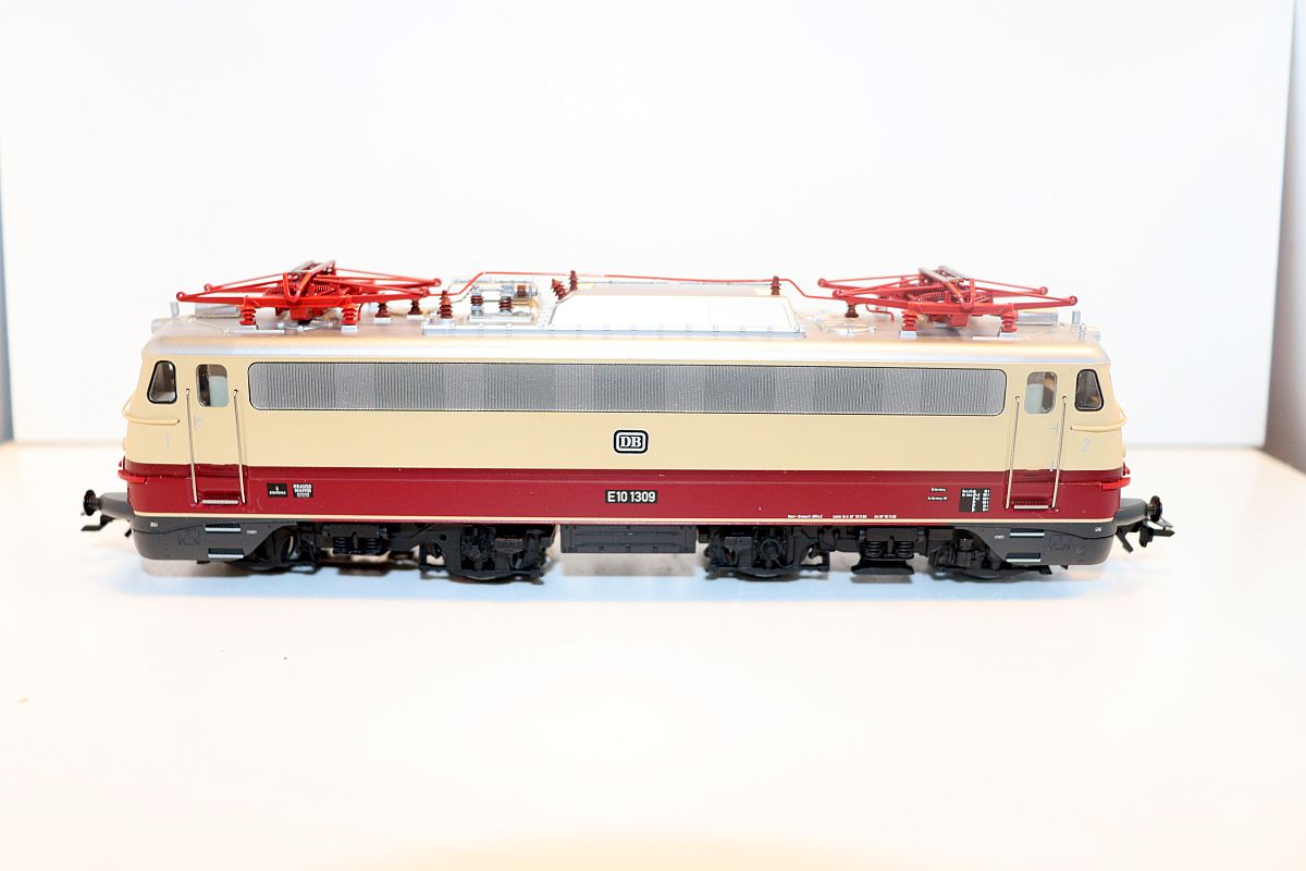 Märklin 37014, DB class E10.12 Rheinpfeil electric locomotive with mfx and sound decoder,