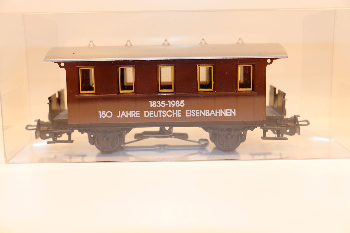 Märklin SW19612, Personenwagen mit Aufschrift "150 Jahre Deutsche Eisenbahnen", mit Schleifer und Beleuchtung