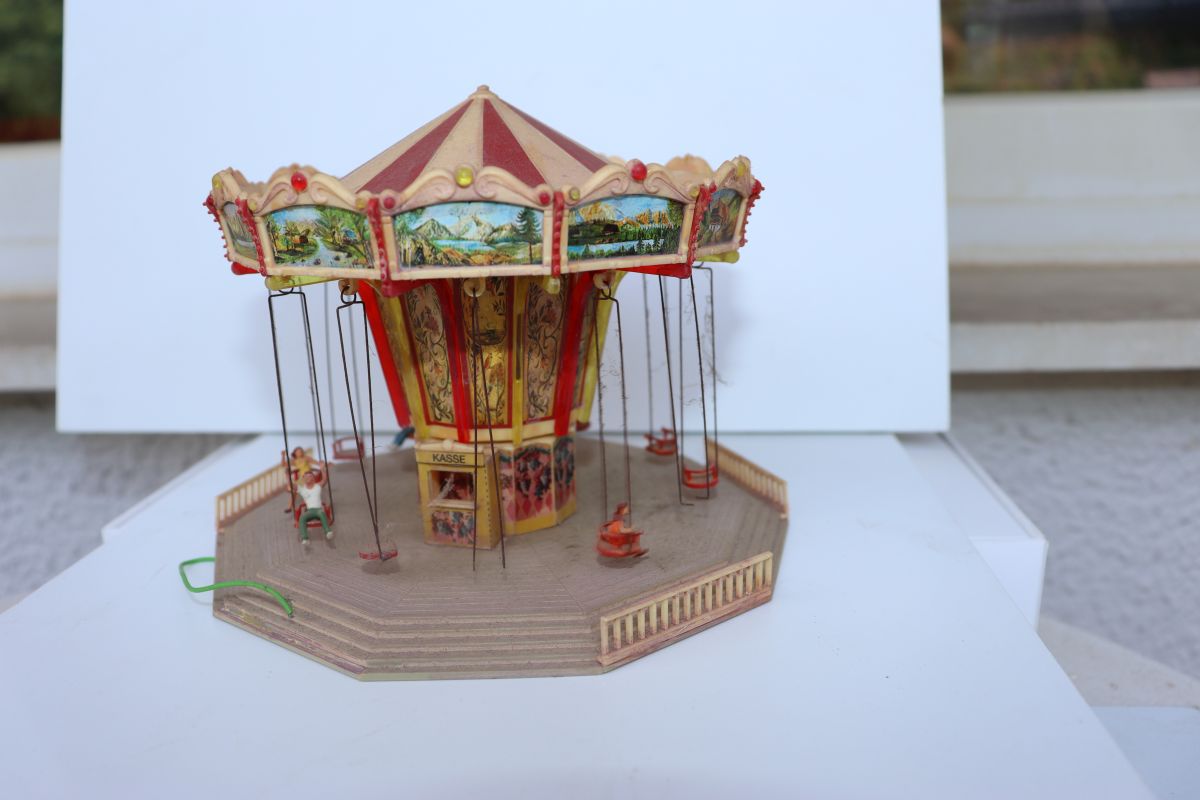 Model kit SW21972, Faller Fairground set consisting of 4 illuminated booths, 1 motorized chain carousel, 1 illuminated and motorized Ferris wheel, for H0 scale,
