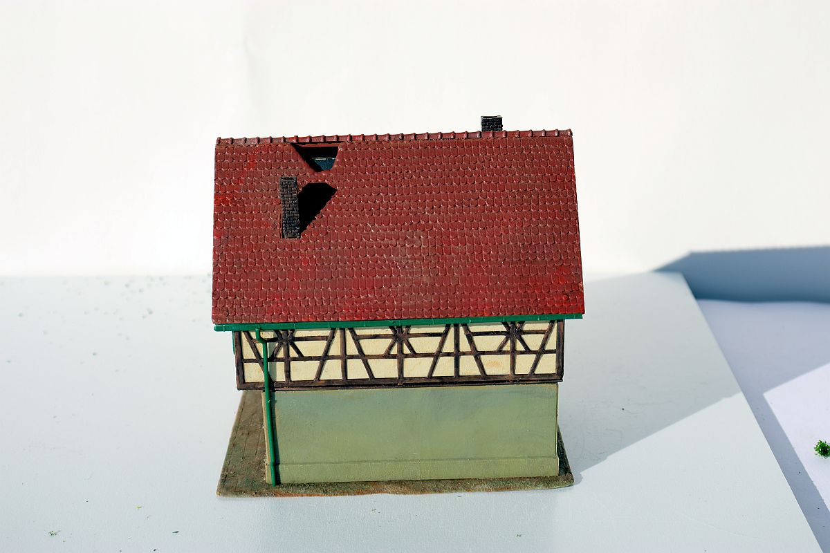 Modellbau SW19979, Fachwerkhaus mit rotem Dach