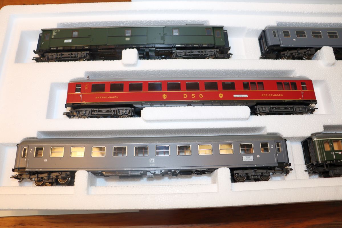 Märklin 42941, modified Riviera Express car set (consisting of 3 express train cars, 1 dining car, and 1 baggage car),