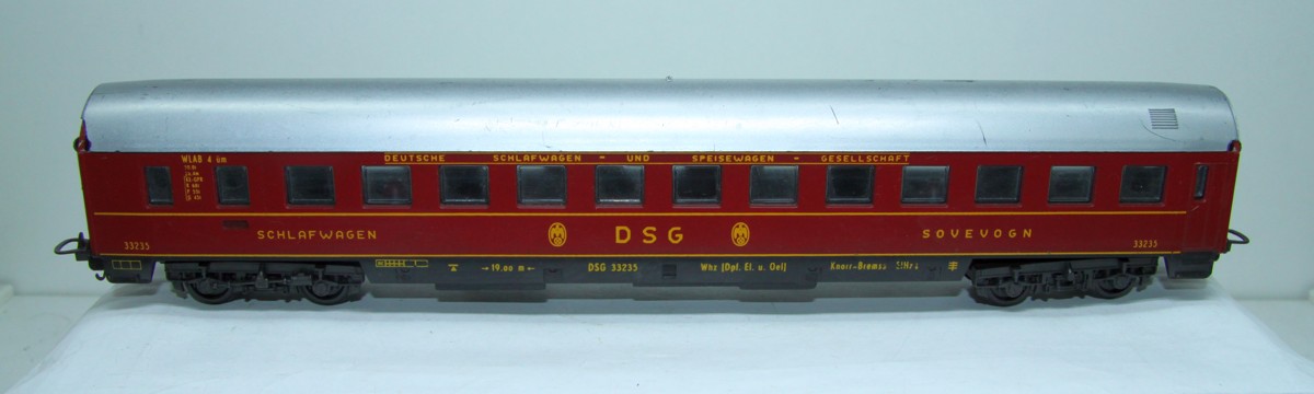 Lima, D-Zugwagen Set, SW 15528, Konvolut aus vier alten D-Zugwagen (1* 2.Klasse DB, 1*1.Klasse FS, 1*DSG Schlafwagen, 1* Gepäckwagen DB), DC, Spur H0, ohne Originalverpackung. Die Wagen kommen von einer Anlage, siehe Bilder