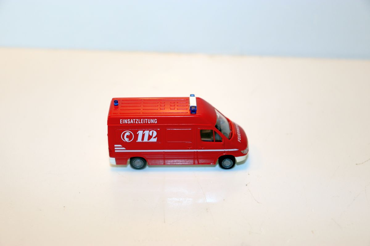 Roco SW22098, Tiefladewagen der DB, rotbraun, beladen mit "Wiking Einsatzleitung Feuerwehr 112"