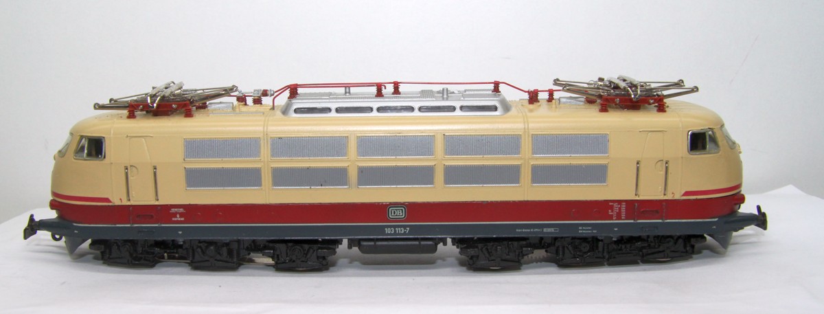 Märklin 3054, Elektrolok, Baureihe 103 der DB beige/rot, 2 Lüfterreihen, mit Innenbeleuchtung, digitalisiert, AC, Spur H0, mit Originalverpackung