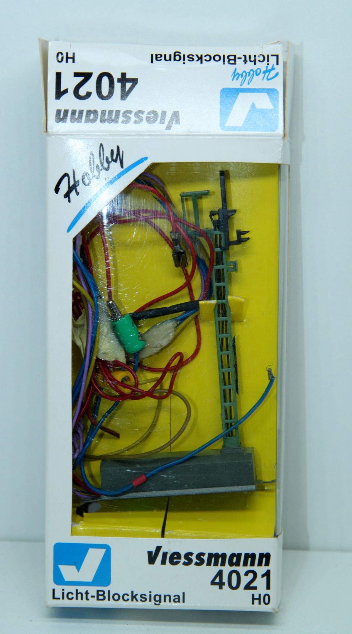 Viessmann 4021, Hobby-Licht-Blocksignal. Signal der Einheitsbauart mit filigranem Messingmast in originalgetreuer Lackierung, wartungsfrei, mit Elektronik und Zugbeeinflussung. Mit 2 LEDs, Signalbilder Hp0 und Hp1. Höhe: 8,6 cm, geeignet für Spur H0, in O