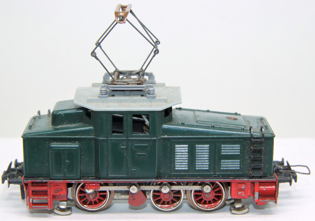 Trix Express E-Lok (E 63) 2238, grün, bespielt, lag ca. 40 Jahre im Karton, eine Funktionsprüfung konnte mangels Trafo nicht durchgeführt werden, siehe Bilder, DC, Spur H0, ohne Originalverpackung
