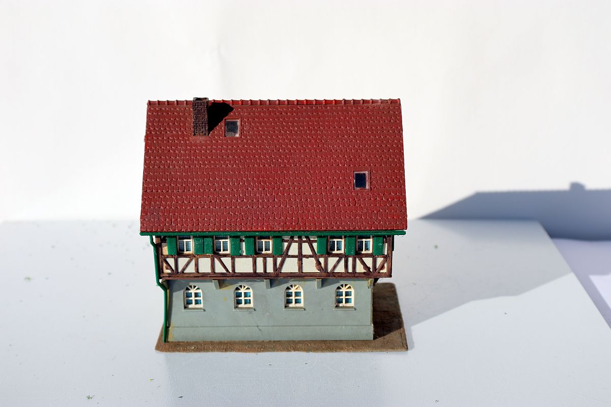 Modellbau SW19979, Fachwerkhaus mit rotem Dach