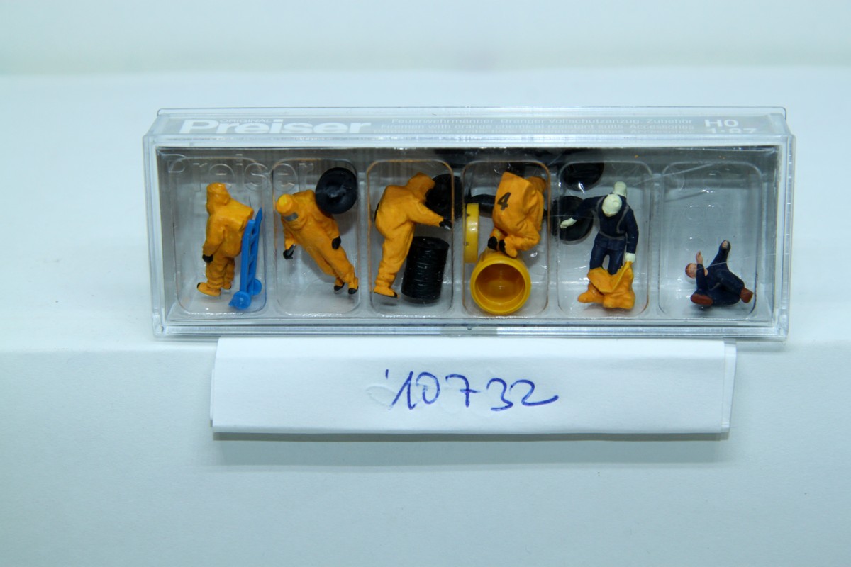 Preiser 10732, Firemen, orange full protective suit, for H0 gauge, with original box