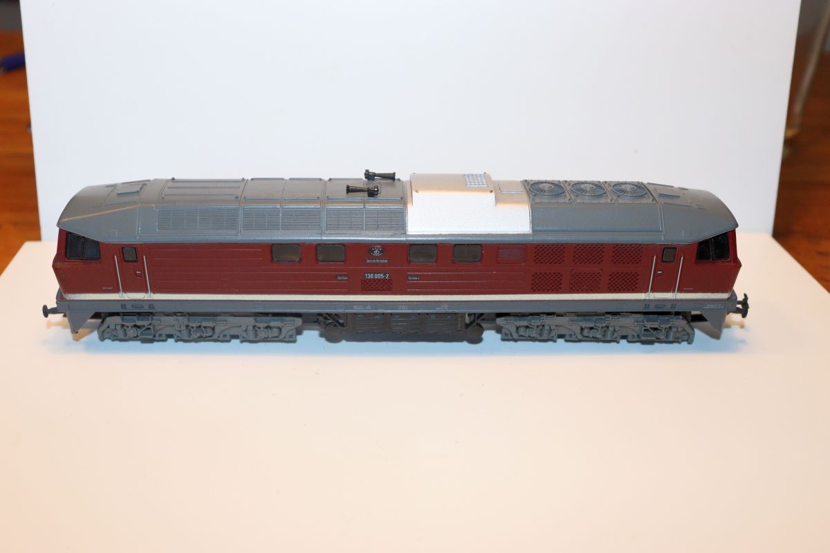 Piko SW22110, Diesellokomotive 130 (130 005-2) der Deutschen Reichsbahn (DR) mit auffälligem „CCCP“-Logo, rot/grau