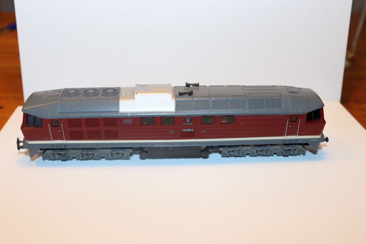 Piko SW22110, Diesellokomotive 130 (130 005-2) der Deutschen Reichsbahn (DR) mit auffälligem „CCCP“-Logo, rot/grau
