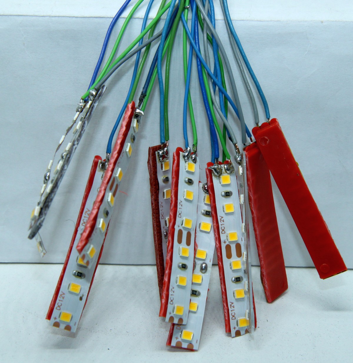 5 Stück MINI LED Hausbeleuchtung mit Kabel für Gebäude, Leuchtfarbe weiß, Streifen mit 6 SMD-LEDs, mit angelötetem Kabel ca. 25 cm lang. 