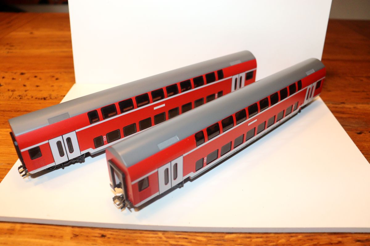 Märklin 29476, Diesellok BR 218 424-0, verkehrsrot, digital sowie 2 Doppelstockwagen verkehrsrot der DB AG. 