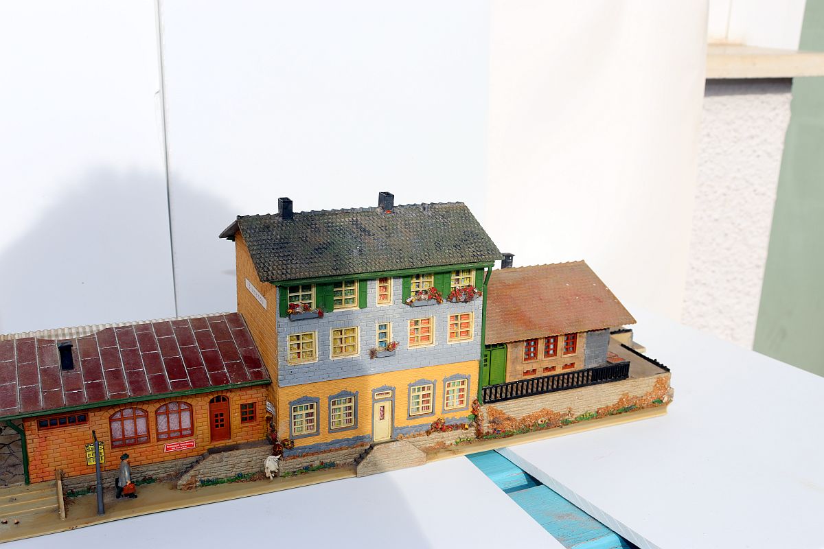 Model SW20119, gauge H0, Blumenau station with lights and figures, (already assembled from kit), 