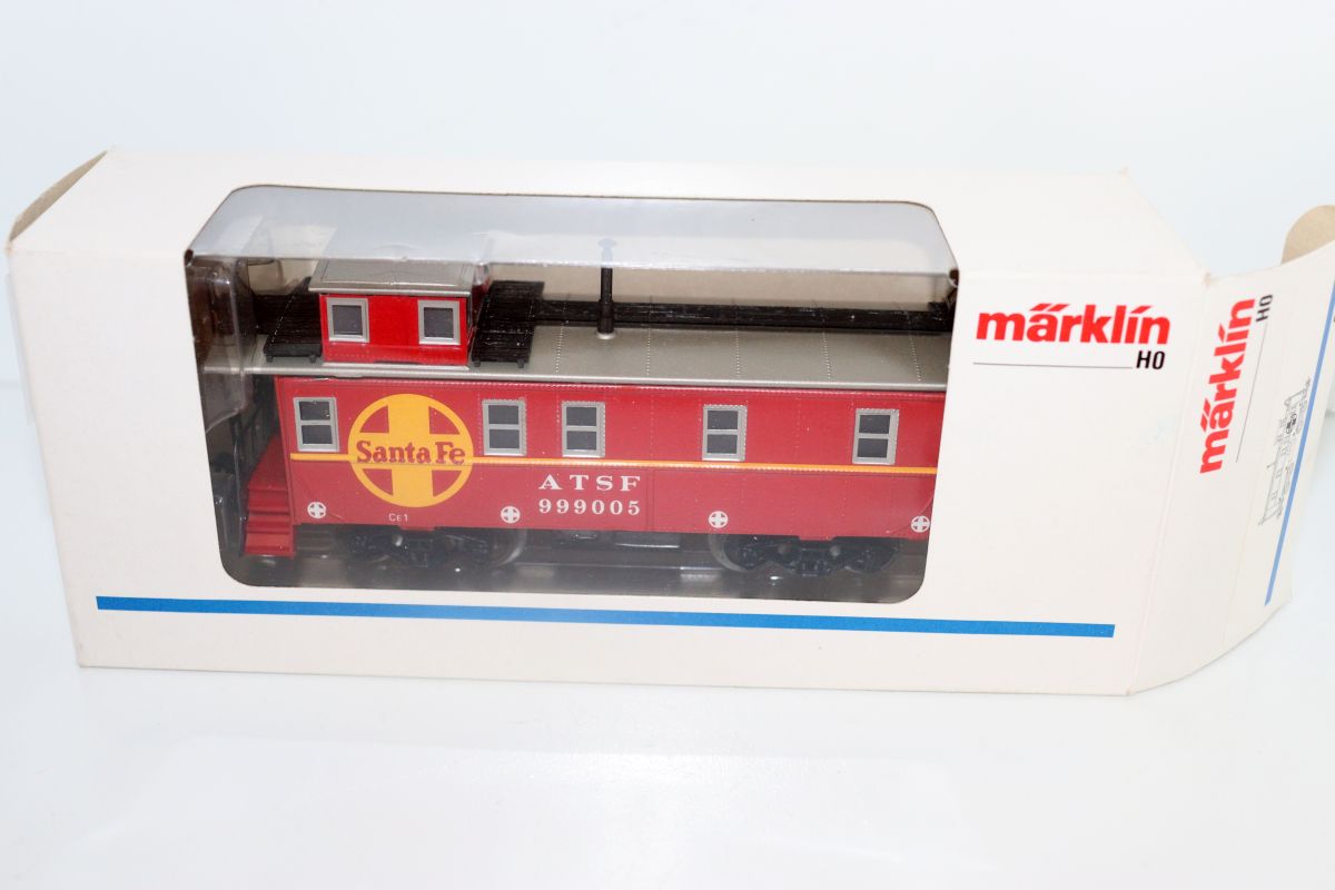 Märklin 4777, Caboose freight train escort car “ATSF Santa Fe,” red, AC, for H0 gauge, with original packaging.