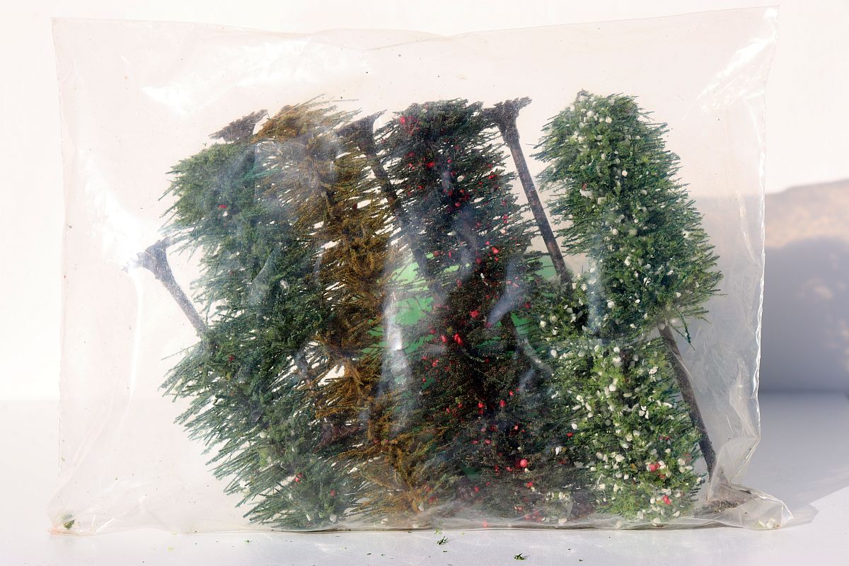 Unknown, 8 various trees approx. 12cm high, dark green, for H0 scale.  The trees are sold in a bag