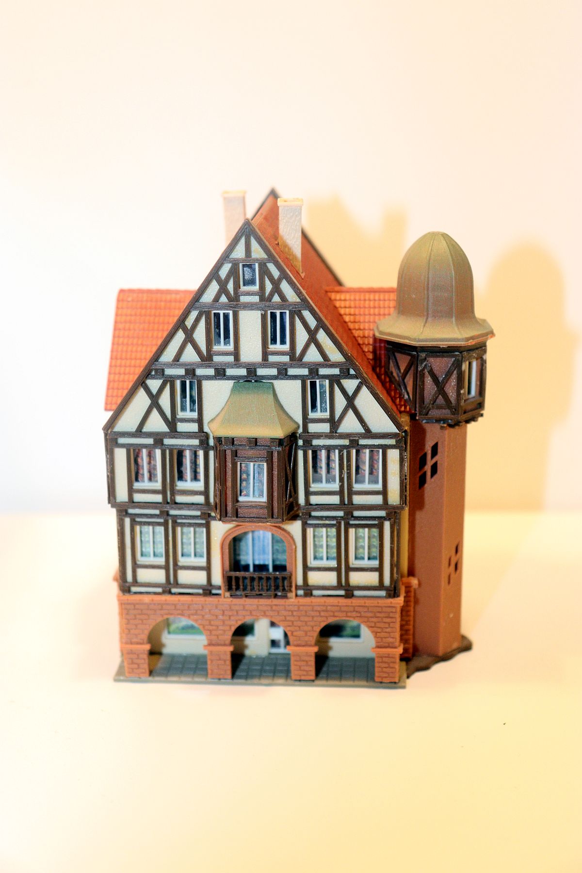 Model building SW20280, commercial building with arcades in half-timbered house style, (already assembled from kit, the item comes from a dismantled layout), for H0 scale