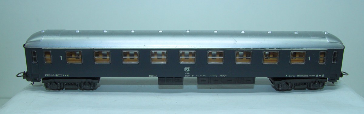 Lima, D-Zugwagen Set, SW 15528, Konvolut aus vier alten D-Zugwagen (1* 2.Klasse DB, 1*1.Klasse FS, 1*DSG Schlafwagen, 1* Gepäckwagen DB), DC, Spur H0, ohne Originalverpackung. Die Wagen kommen von einer Anlage, siehe Bilder