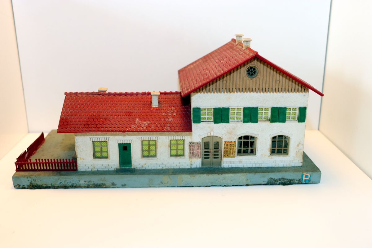 Model SW21687, Heidelberg Station, (already assembled from kit), (already assembled from kit), without original packaging, see pictures. 