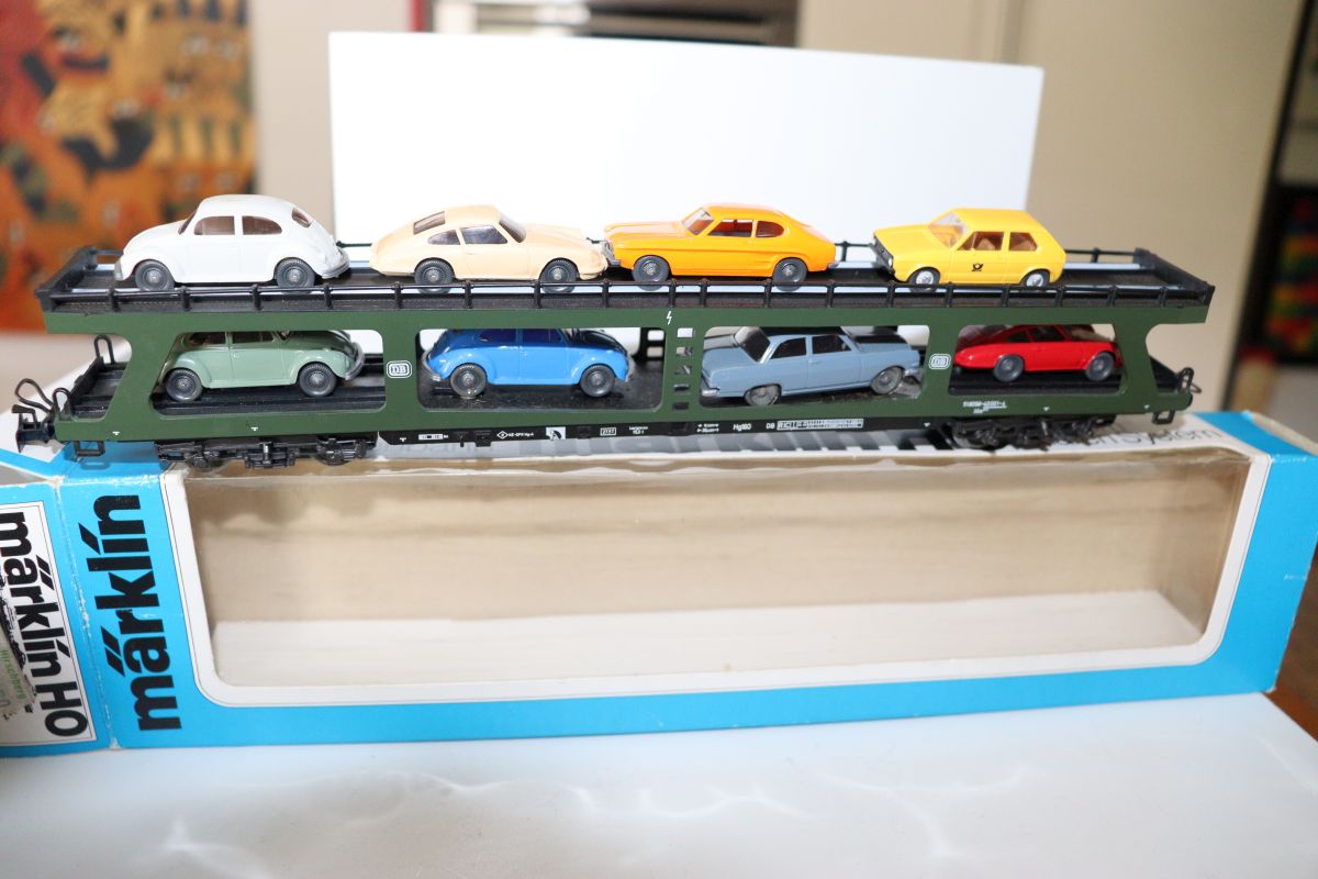 Märklin 4074, DB passenger train car transport wagon loaded with 8 Wiking cars , AC, HO scale, with original box