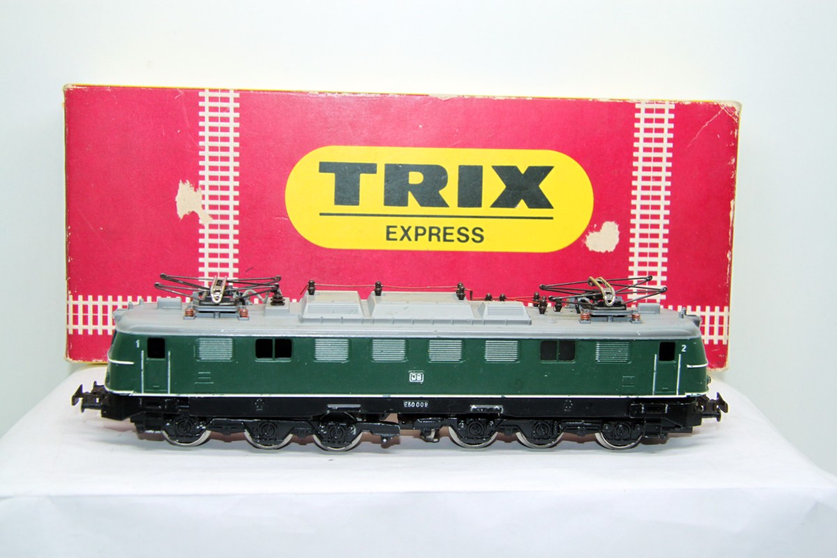 Trix Express 2233, E-Lok E50009, SW15553, grün, bespielt, lag ca. 40 Jahre im Karton, eine Funktionsprüfung konnte mangels Trafo nicht durchgeführt werden, siehe Bilder, DC, Spur H0, mit Originalverpackung