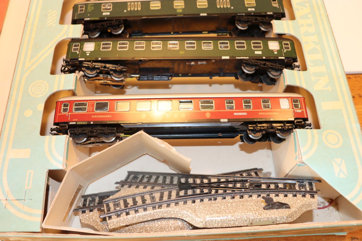 Märklin 3148, Schnellzug-Set, beinhaltend: Dampflok BR 01097, Guss; 4 Stück D-Zugwagen; 1 Paar Handweichen, 