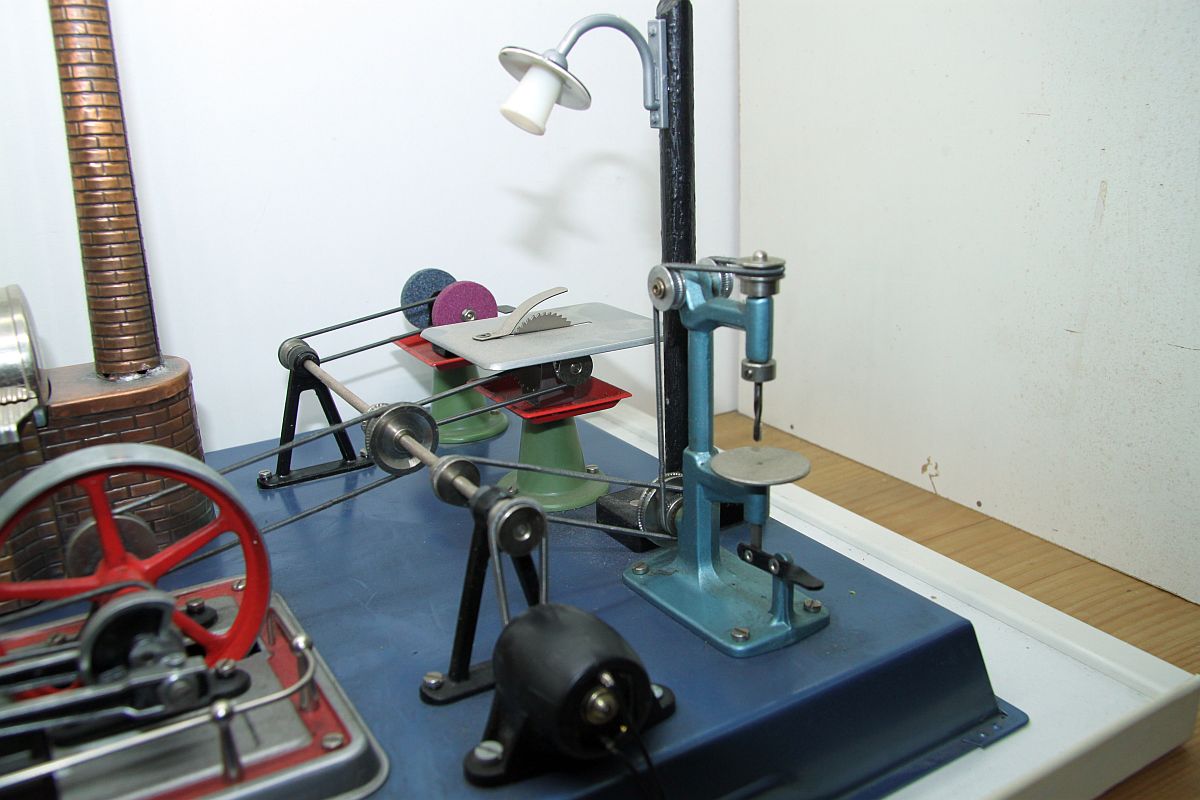 Wilesco Dampfmaschine mit Verteilerstation und 3 verschiedenen Arbeitsgeräten 