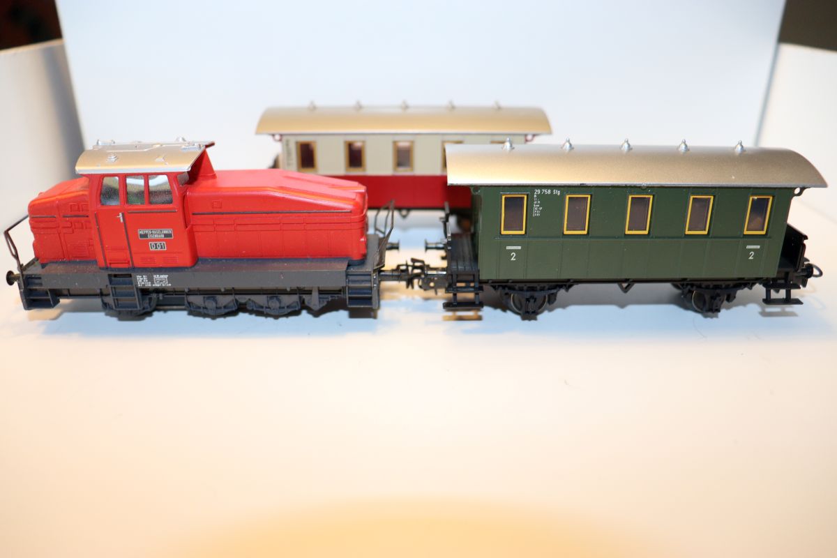 Märklin Train Set 12, “Passenger Train,” Digital Diesel Locomotive, red, with D01 lettering + Märklin 2nd Class Passenger Car, green + Passenger Car, red/beige, 