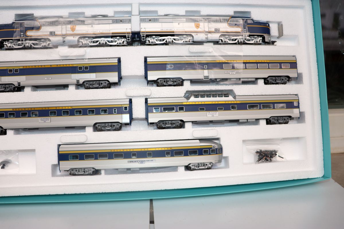 Märklin 26495, Montreal Limited passenger train with 5 cars, mfx Digital, Sound, AC, for H0 scale, with original packaging.