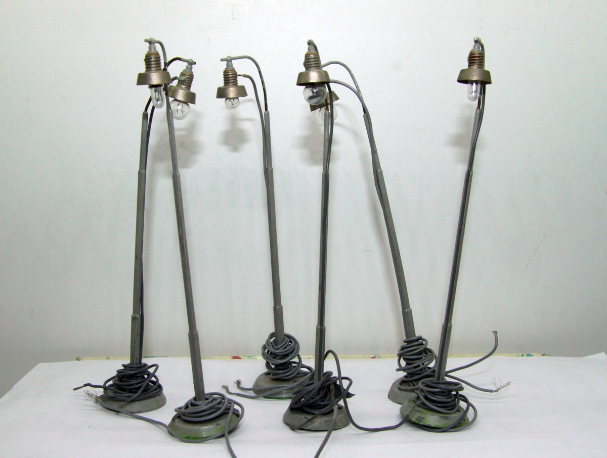 Märklin 7048, Bogenlampe, Höhe 156 mm, Durchmesser des Fusses 29 mm. Der ausgewiesene Preis gilt für 1 Lampe, für Spur H0, ohne Originalverpackung   