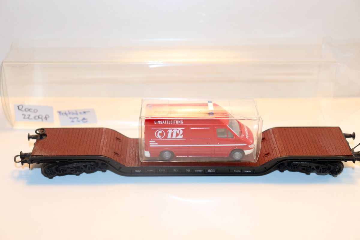 Roco SW22098, Tiefladewagen der DB, rotbraun, beladen mit "Wiking Einsatzleitung Feuerwehr 112"