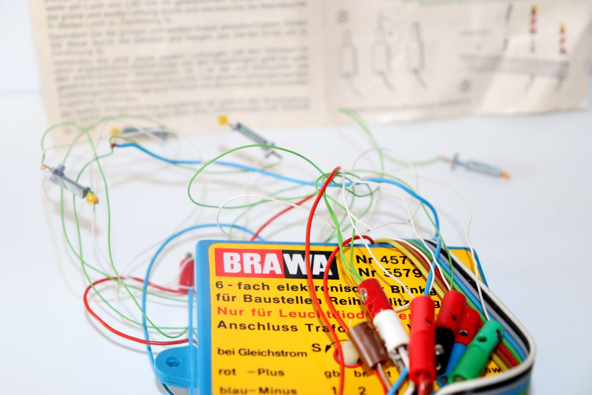 Brawa 5579, Blinkgeber für Baustellen,  Reihenblitz 6-fach elektronisch inklusive Anleitung  und  vier Baustellenleuchten