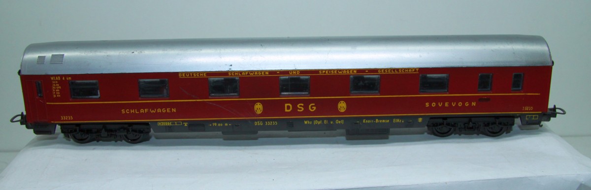 Lima, D-Zugwagen Set, SW 15529, Konvolut aus vier alten D-Zugwagen (3* 1.Klasse DB, 1*DSG Schlafwagen), DC, Spur H0, ohne Originalverpackung. Die Wagen kommen von einer Anlage, siehe Bilder