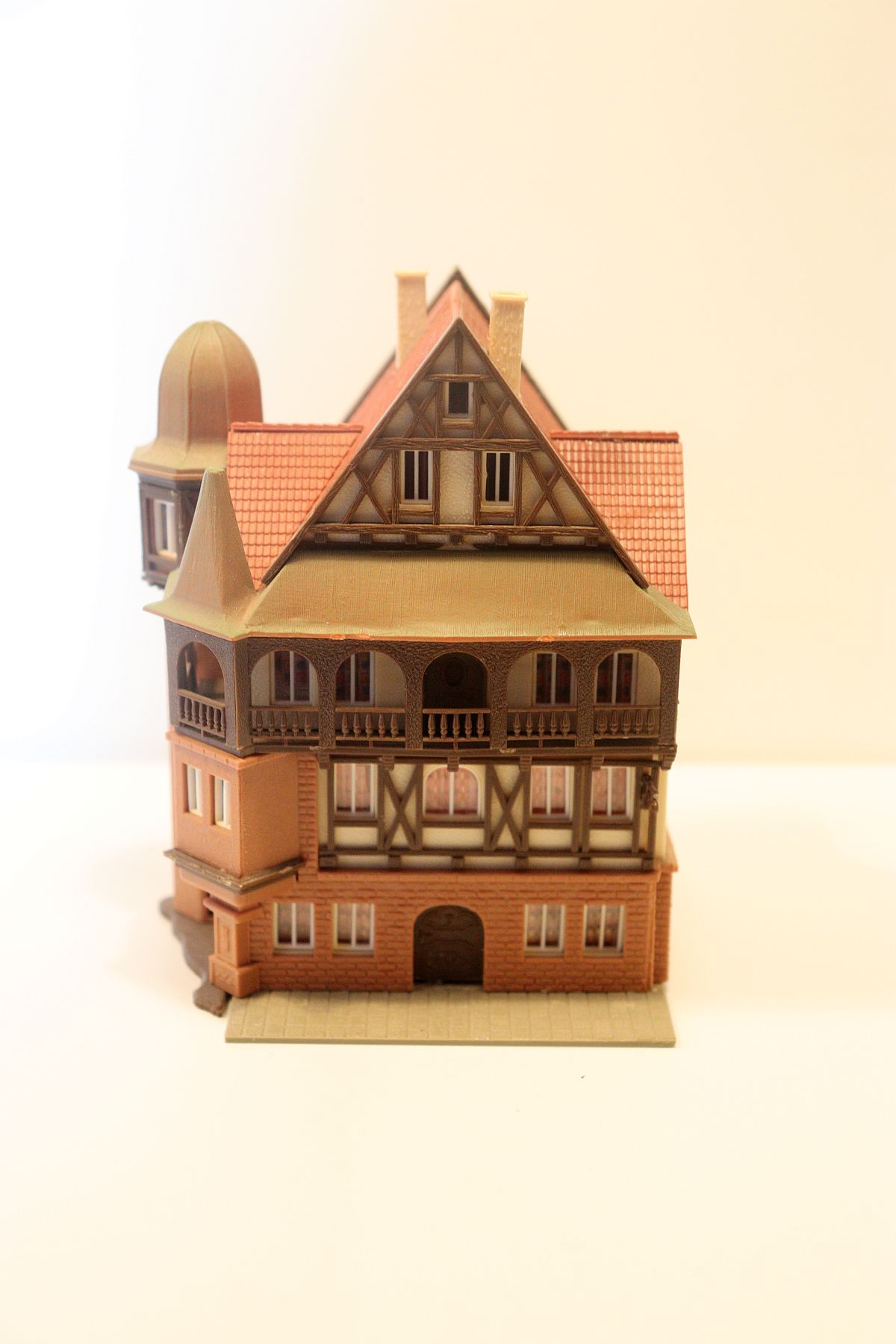 Model building SW20280, commercial building with arcades in half-timbered house style, (already assembled from kit, the item comes from a dismantled layout), for H0 scale