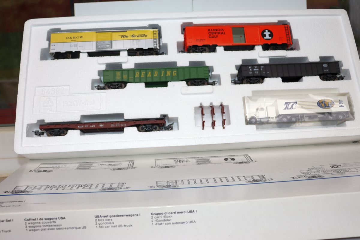 Märklin 4862,  USA-Güterwagen-Set I bestehend aus 5 Wagen, 2 Box Car, 2 Gondola, 1 Flat Car mit US-Truck