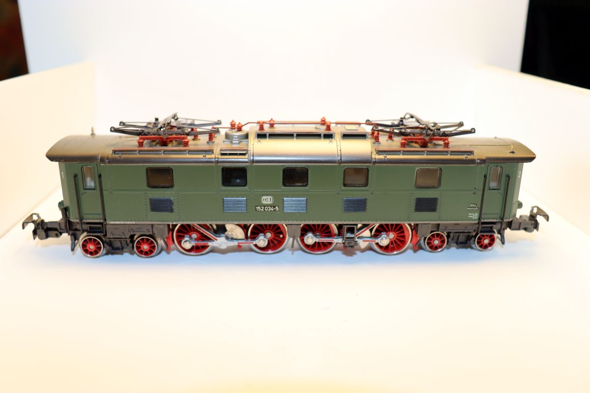 Märklin Hamo 8366, DB Class BR152 034-5 electric locomotive, green, DC ...
