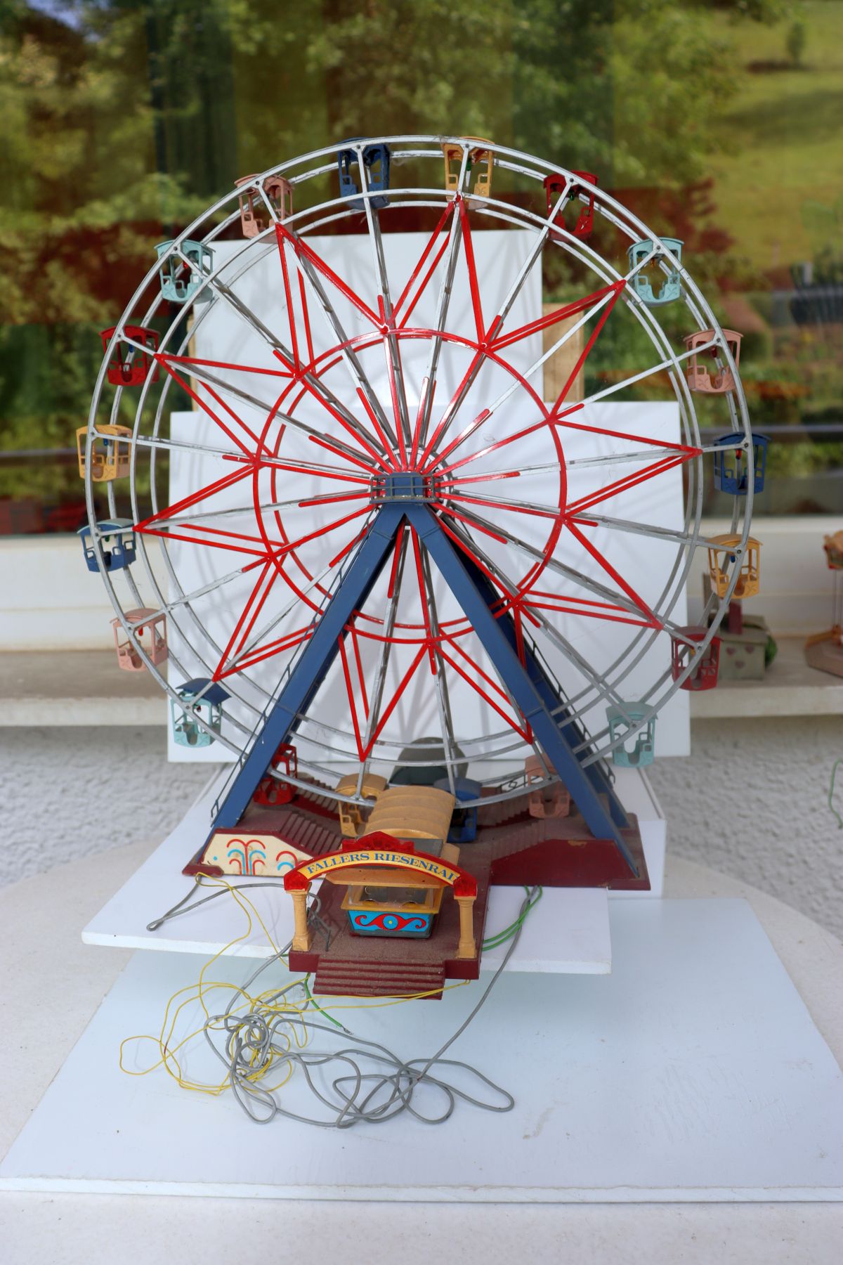 Model kit SW21972, Faller Fairground set consisting of 4 illuminated booths, 1 motorized chain carousel, 1 illuminated and motorized Ferris wheel, for H0 scale,