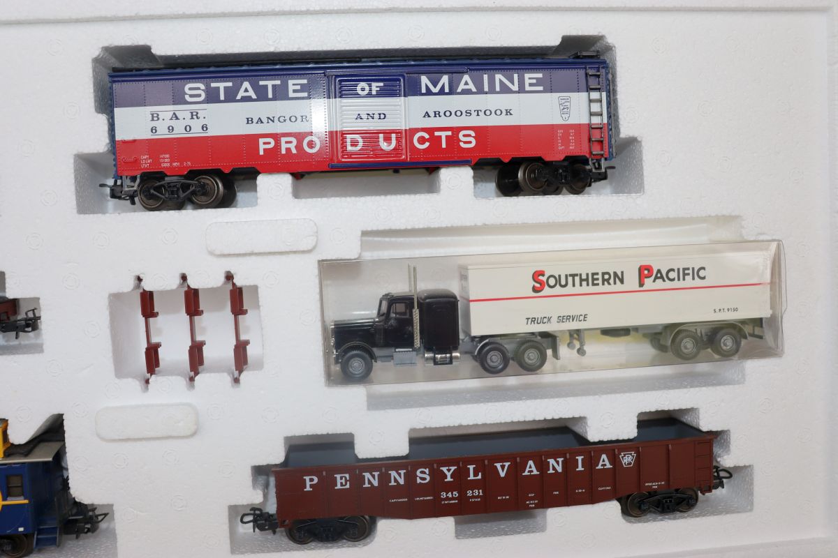 Märklin 4863, USA Freight Car Set I, consisting of 5 cars: 2 boxcars, 1 gondola, 1 flat car with a U.S. truck, and 1 caboose, 