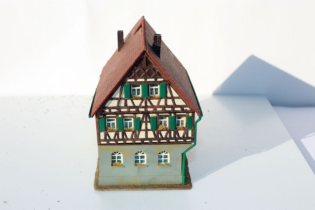 Modellbau SW19979, Fachwerkhaus mit rotem Dach