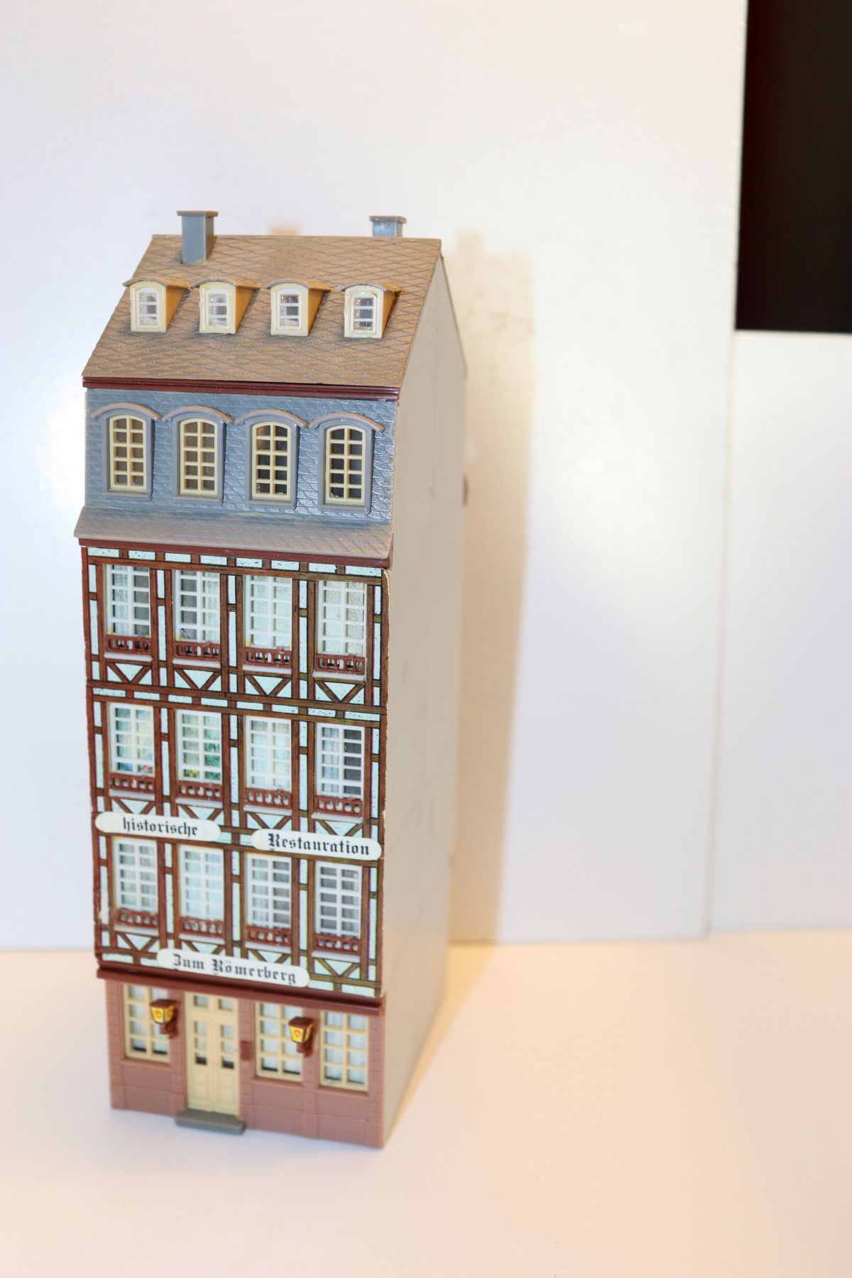 Modellbau SW21664, Fachwerkhaus mit Geschäft, historische Restauration zum Römerberg