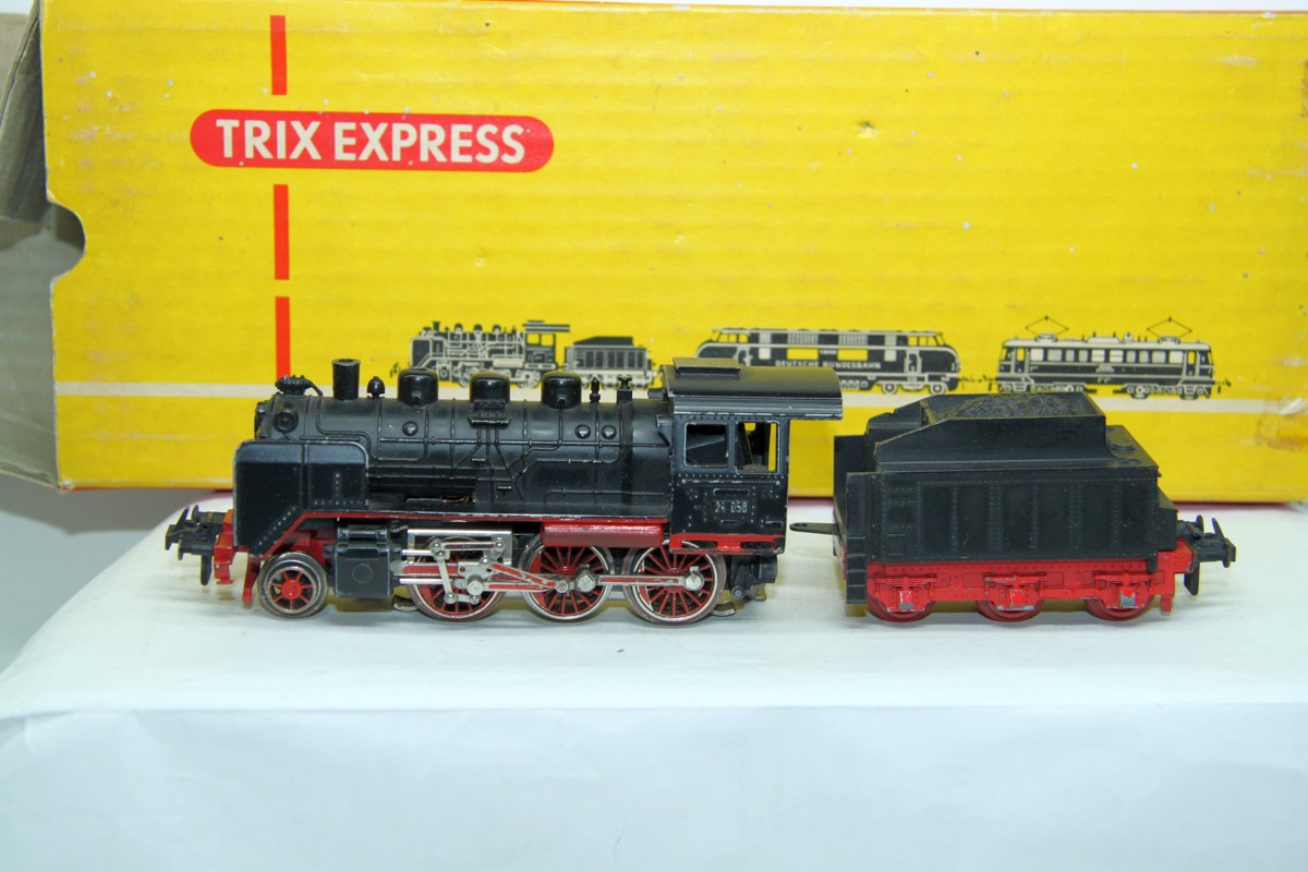 Trix Express, Dampflok mit Tender, BR 24, SW 15551, schwarz, bespielt, lag ca. 40 Jahre im Karton, eine Funktionsprüfung konnte mangels Trafo nicht durchgeführt werden, siehe Bilder, DC, Spur H0, mit Originalverpackung