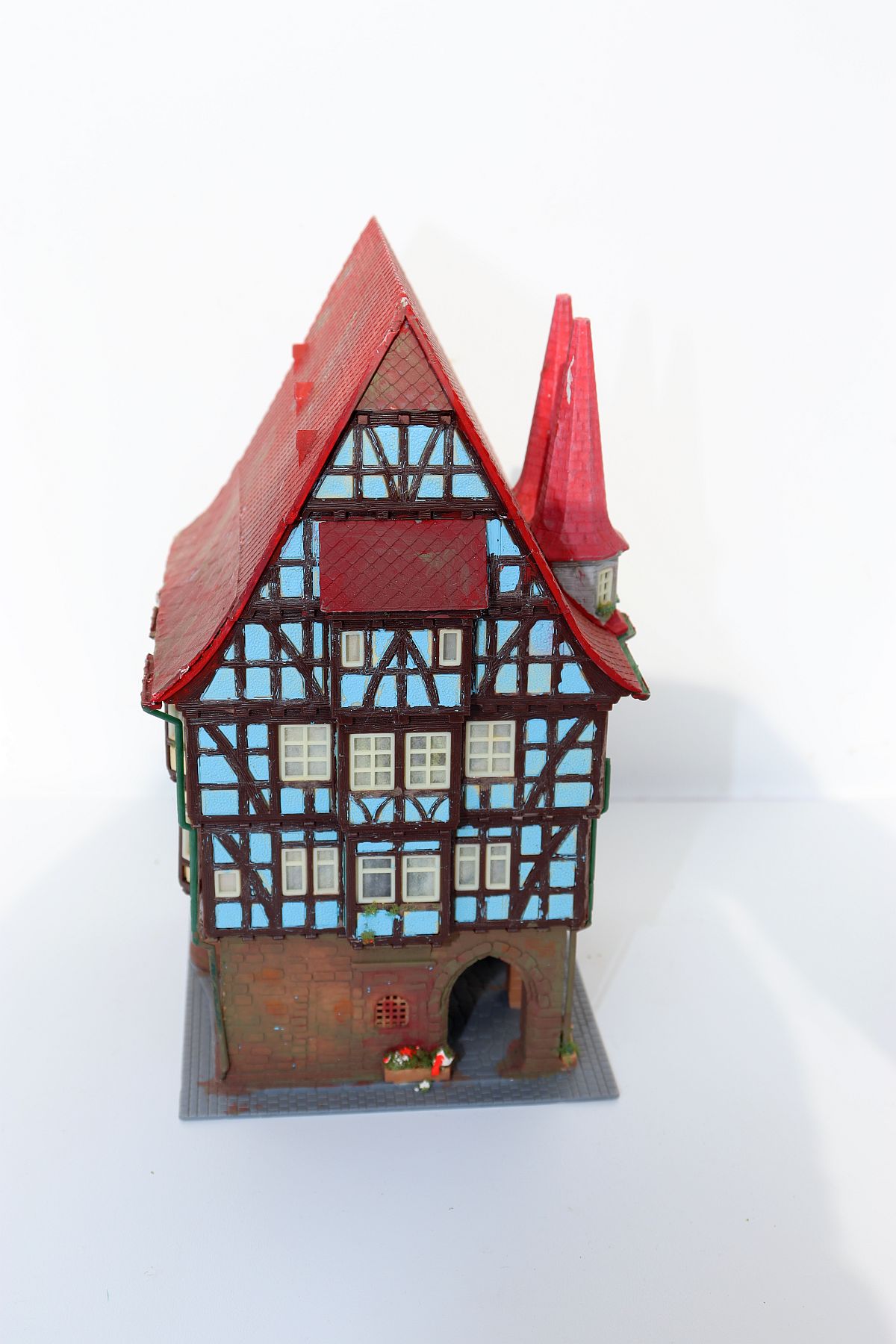 Modellbau SW20022, half-timbered house with arcades, gauge H0, (already assembled from kit), for gauge H0, 
